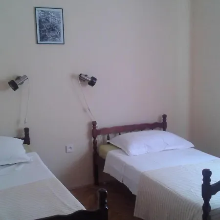Dora *